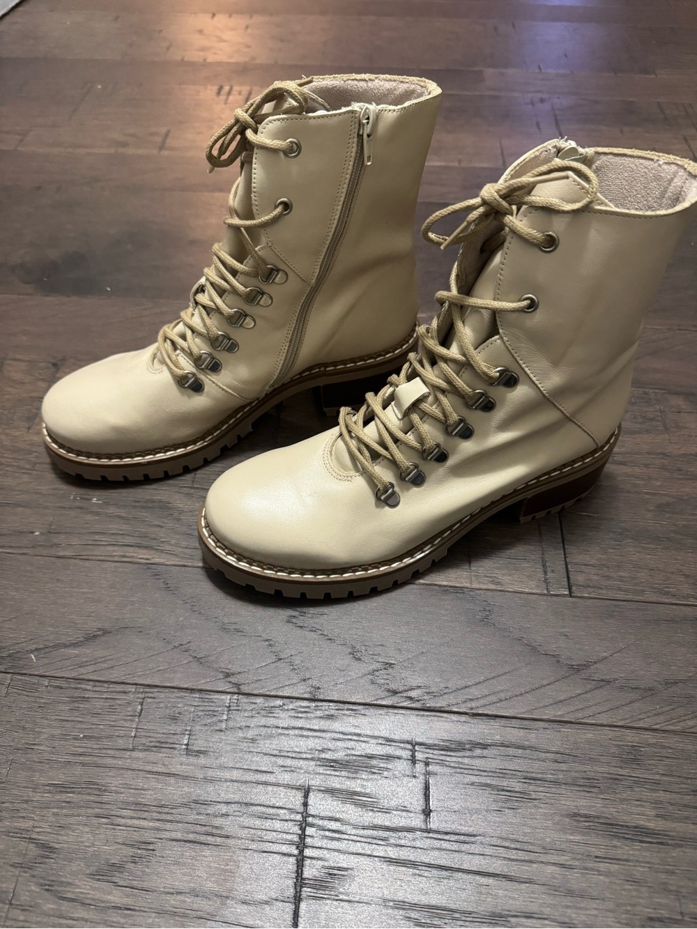 Bertuchi Lace-Up Women's Combat Boots in Cream. Made in Spain, Size 40 (9.5)